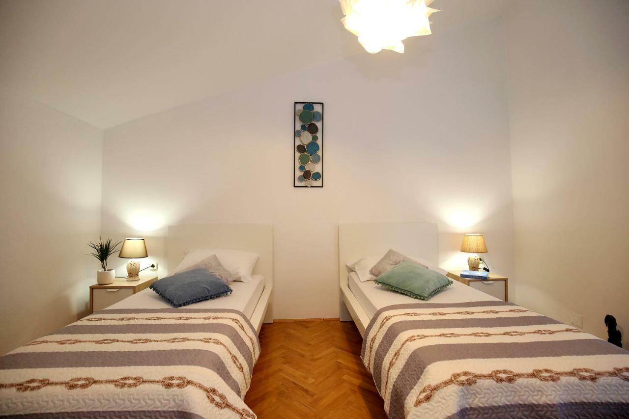 Apartments Ines ムルテル エクステリア 写真
