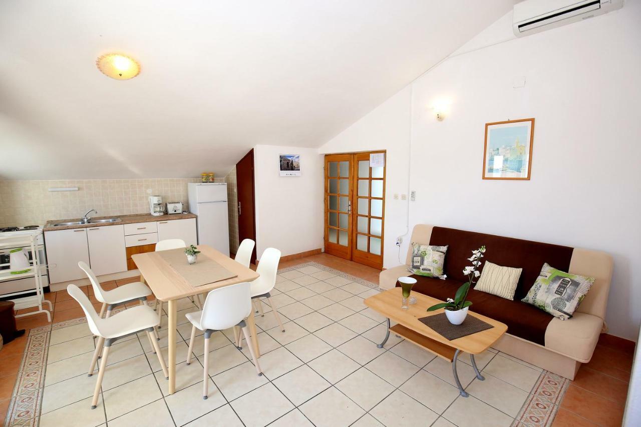 Apartments Ines ムルテル エクステリア 写真